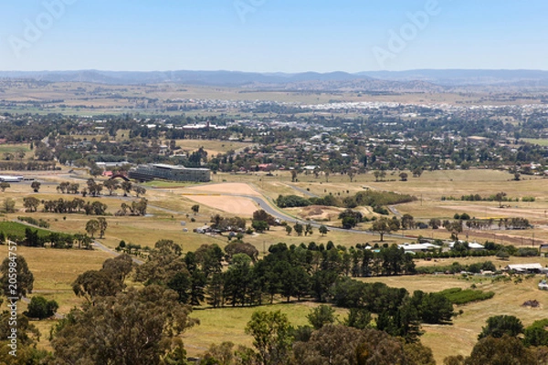 Fototapeta Bathurst - NSW Australia widok z Mount Panorama. Bathurst to miasto regionalne w zachodniej Nowej Południowej Walii, w którym odbywa się jeden z najsłynniejszych wyścigów samochodowych na świecie.