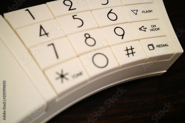 Fototapeta 悪質なクレーマー　レトロな電話機　コールアウト　助けて　白い電話機　テレフォンナンバー