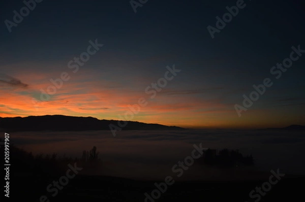 Obraz tramonti montani e nebbie 