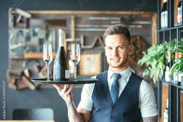 Obraz Uśmiechnięty kelner w okularach