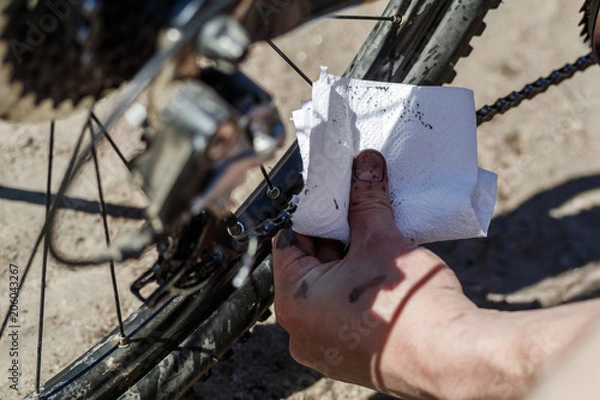 Obraz cleaning and lubrication of the bicycle chain