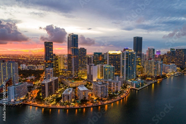Fototapeta Zdjęcie lotnicze drona Brickell nad zatoką Miami na Florydzie o zmierzchu