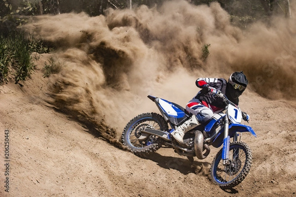 Fototapeta Motocross Rider tworzy dużą chmurę pyłu i gruzu