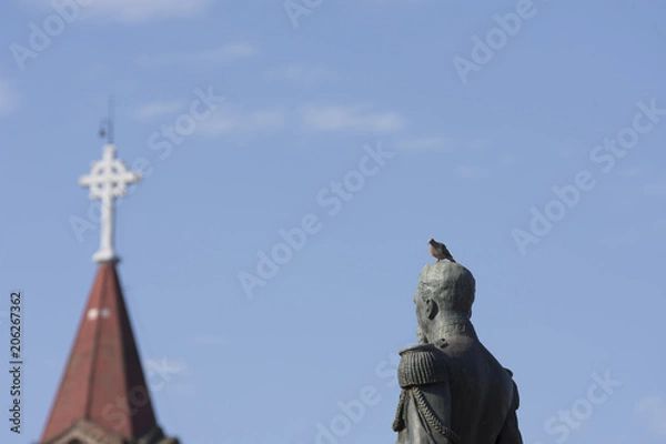 Obraz reposando sobre la estatua