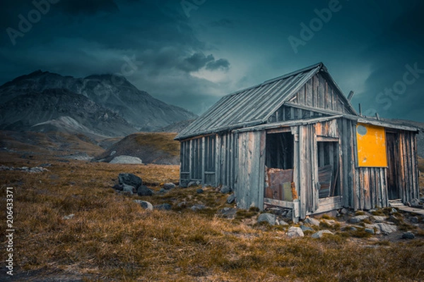 Obraz Hut under volcano