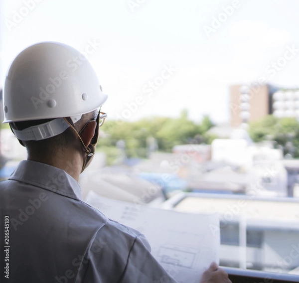Fototapeta 設計図面を見るヘルメットの男性