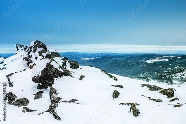 Fototapeta Красивый зимний пейзаж в высоких горах