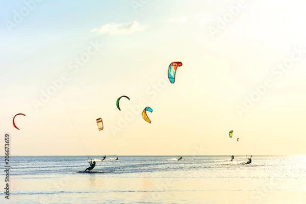 Obraz Kitesurfing i wiele sylwetek latawców na niebie. Wakacje na łonie natury. Obraz artystyczny. Świat piękna.