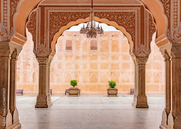 Fototapeta Jaipur City Palace w Jaipur City, Radżastan, Indie. Światowe dziedzictwo UNESCO znane jako piękne różowe elementy architektoniczne. Słynny cel w Indiach.