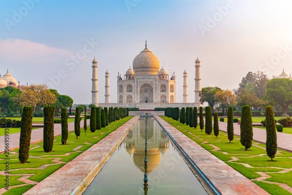 Obraz Widok z przodu Taj Mahal odzwierciedlony na puli odbicia, białej marmurowej mauzoleum z kości słoniowej na południowym brzegu rzeki Yamuna w Agrze, Uttar Pradesh, Indie. Jeden z siedmiu cudów świata.