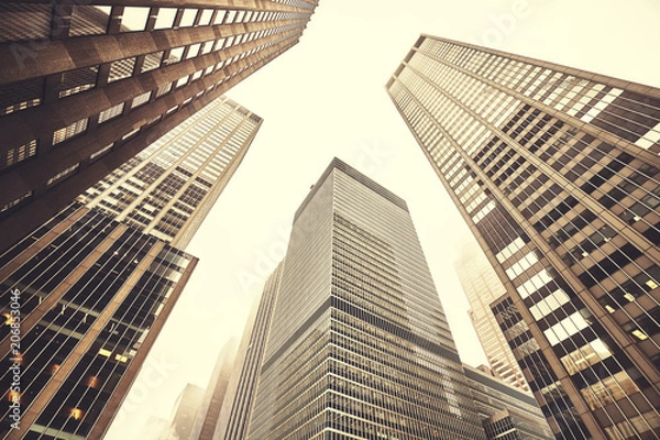 Obraz Patrząc na drapacze chmur na Manhattanie w mglisty dzień, zastosowano tonację w kolorze sepii, Nowy Jork, USA.