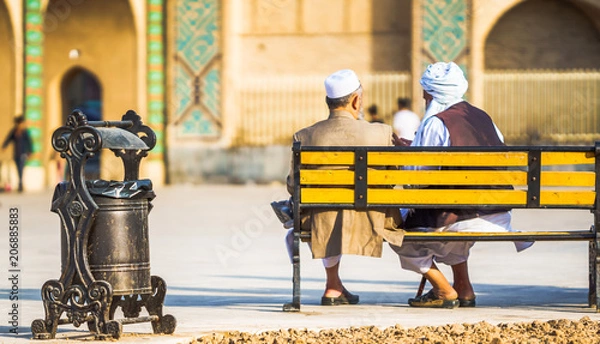 Obraz Dwóch starców siedzących na ławce w Yazd - Iran