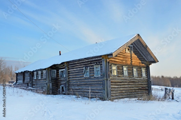 Fototapeta 	Типичный деревянный дом 19-20 веков в деревне Сырья зимой. Архангельская область, Онежский район