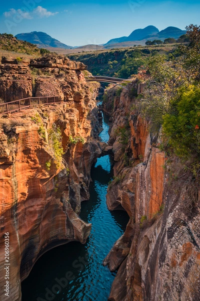 Fototapeta Portret / pionowe ujęcie wąwozu w Bourke’s Luck Potholes w Mpumalanga, RPA; formacja geologiczna wyrzeźbiona przez ruch wody
