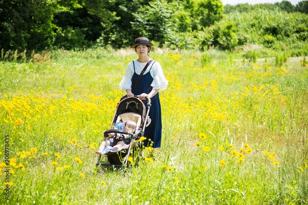 Obraz ベビーカーで散歩する親子（母と子）