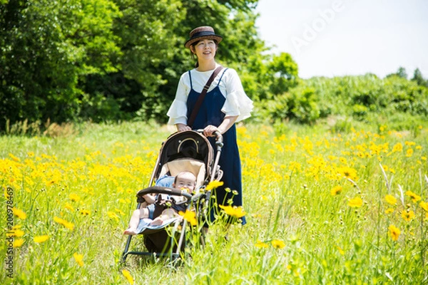 Obraz ベビーカーで散歩する親子（母と子）