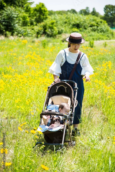 Obraz ベビーカーで散歩する親子（母と子）