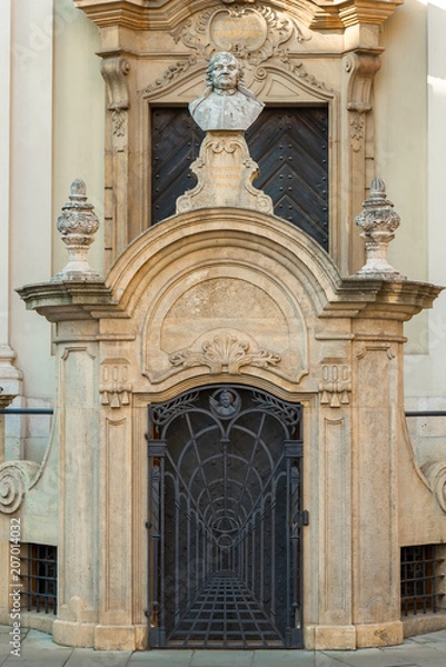 Fototapeta Beautiful door to the building with a bust at the top in a European city close up