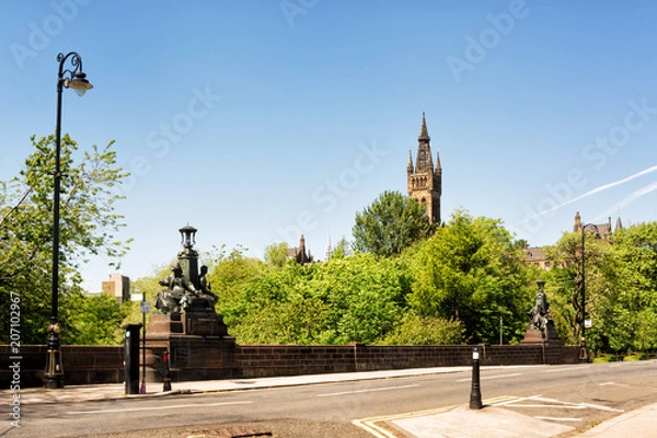Obraz View over the Kelvin Bridge in Glasgow from Kelvingrove park with the Kelvingrove Museum in the background