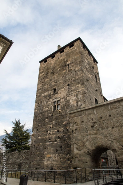 Fototapeta アオスタ　プレトリア門（イタリア　ヴァッレ・ダオスタ州）