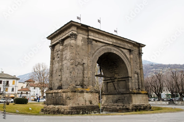 Obraz アオスタ　アウグストゥスの凱旋門（イタリア　ヴァッレ・ダオスタ州）