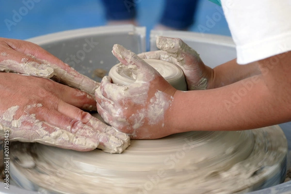 Obraz 轆轤で陶芸を楽しむ親子