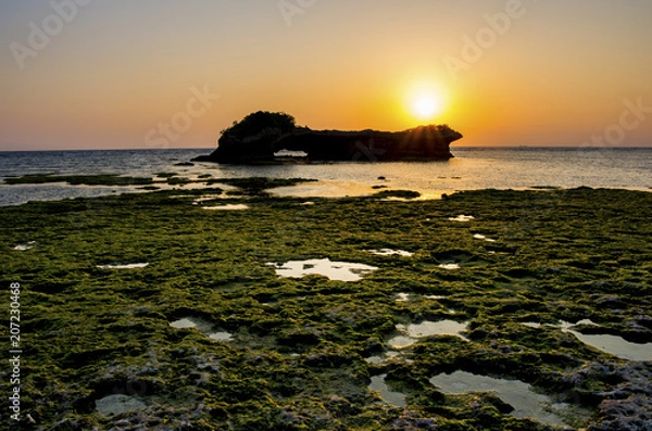 Obraz 沖縄　渡具知ビーチの夕暮れ