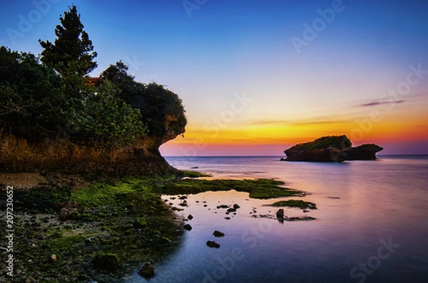 Fototapeta 沖縄　渡具知ビーチの夕暮れ