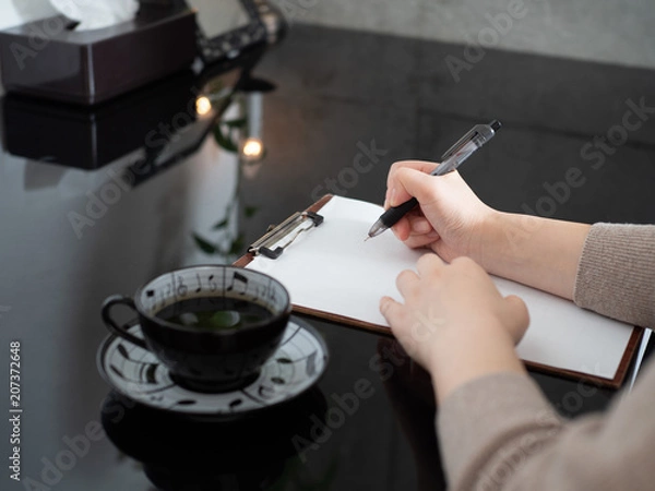 Fototapeta 契約書などに記入をする女性の手元