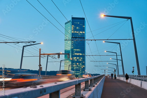 Fototapeta Zurych Hardbrücke, wieczorny ruch uliczny, rozmyte pojazdy, linie energetyczne, wieżowiec Prime Tower, zmierzch, światła