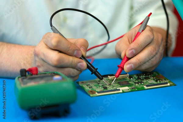 Obraz Repair electronic parts unit of the LCD LED TV set in service center