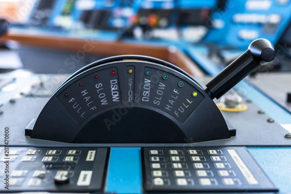 Fototapeta Drążek sterowy statku handlowego w trybie pełnego naprzód.