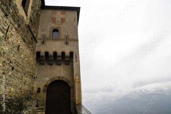 Fototapeta 春の雨の日のアオスタ渓谷の古城　クアルト城（イタリア　ヴァッレ・ダオスタ州）