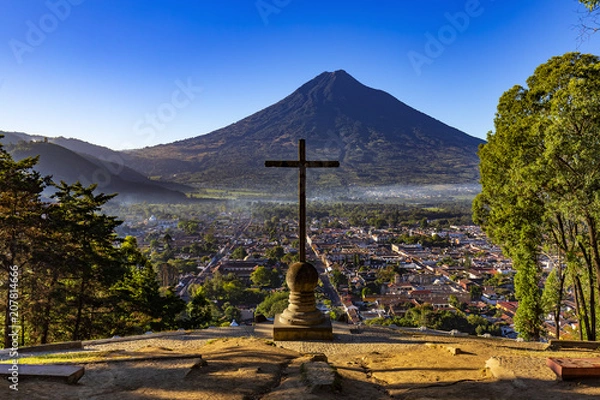 Fototapeta Gwatemala. Antigua Cerro de la Cruz - punkt widokowy na miasto, naprzeciwko krzyża znajduje się wulkan Agua (poświęcony patronowi miasta, św. Jakubowi)