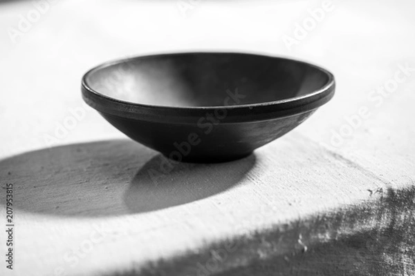 Obraz Empty black bowl in table