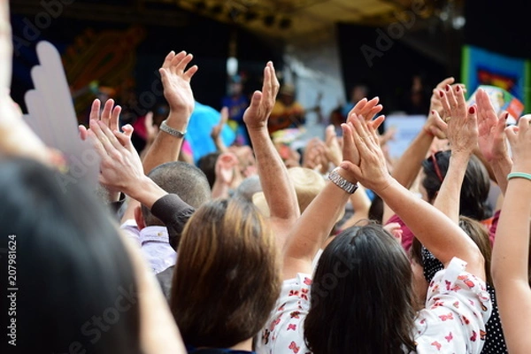 Fototapeta aplausos en un concierto al aire libre con muchas personas principalmente mujeres