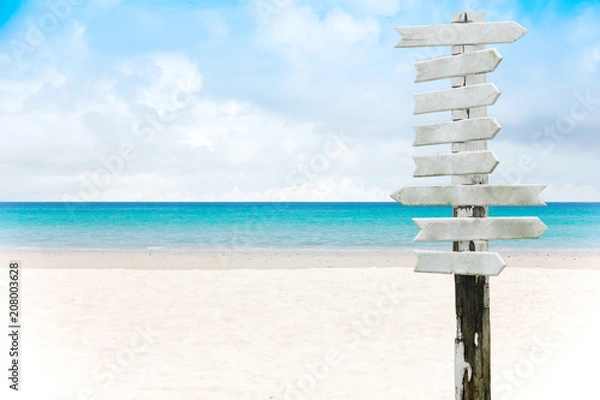 Fototapeta Pusty drewniany znak na piaszczystej plaży i pięknym tle morza w lecie.