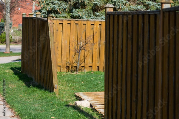 Fototapeta Uszkodzony drewniany płot