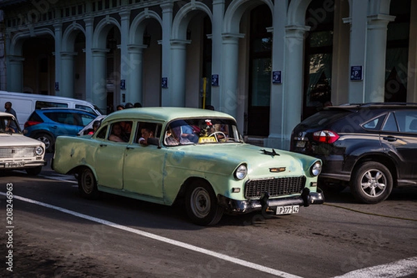 Fototapeta HABANA, CUBA-JANUARY 12: Old car on January 12, 2018 in Habana, Cuba. Old car on the city street