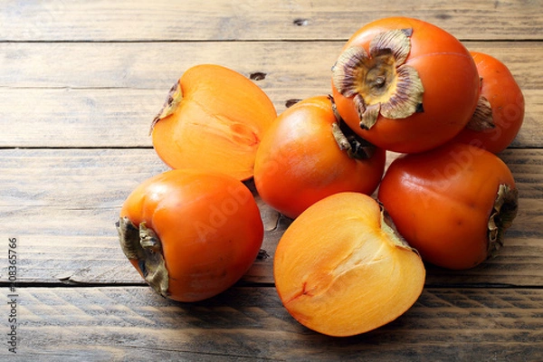 Fototapeta świeże owoce sezonowe persimmon na rustykalnym stole