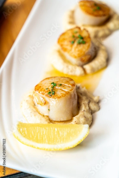 Fototapeta grilled scallops with sauce