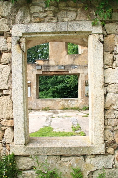 Fototapeta Okno formatu poziomego przechwycone przez okno formatu pionowego.