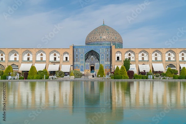 Obraz Sheikh Lotfollah Mosque is one of the architectural masterpieces of Iranian architecture that was built during the Safavid Empire. Property release is not needed for this public place.