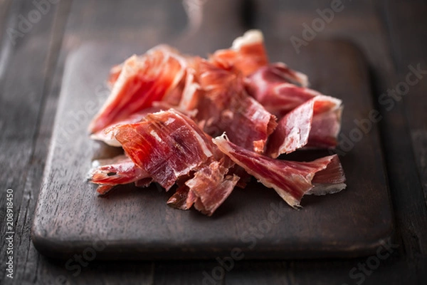 Obraz Tradycyjna hiszpańska szynka Jamon Serrano, Prosciutto Crudo, szynka parmeńska, włoskie antipasto.