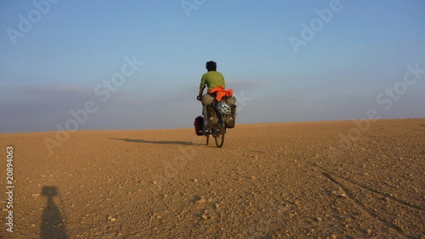 Obraz à vélo dans le désert