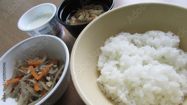 Fototapeta 病院食　昼食　ご飯　きんぴらごぼう　ヨーグルト　味噌汁