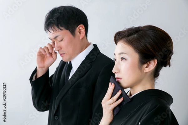 Fototapeta お葬式で泣く男女
