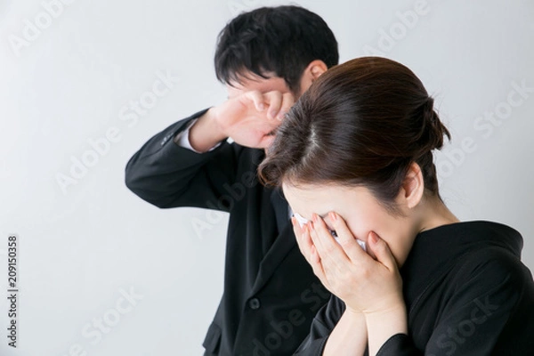 Fototapeta お葬式で泣く男女
