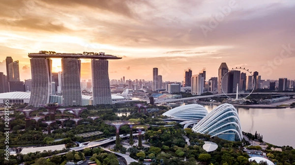 Obraz Widok z lotu ptaka na panoramę miasta Singapur o zachodzie słońca