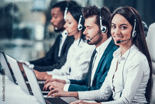 Obraz Wielokulturowi młodzi szczęśliwi pracownicy w call center
